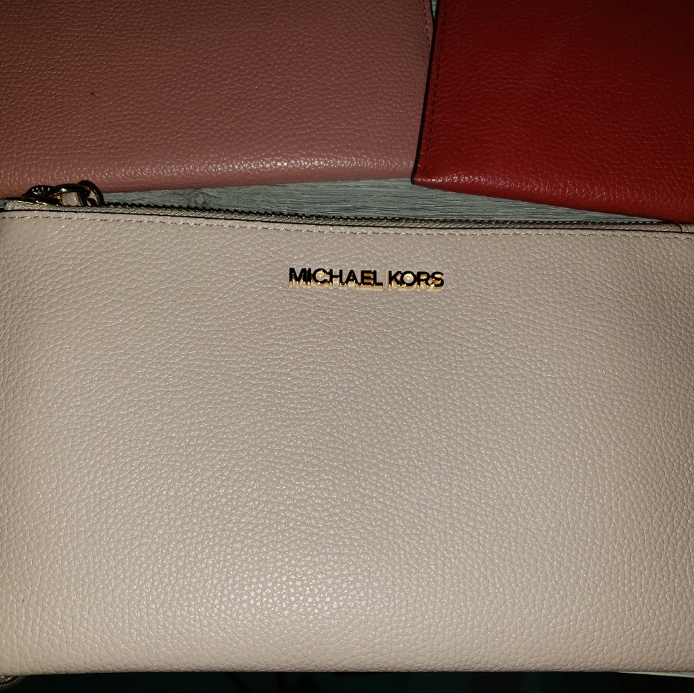 MICHEAL KORS LARGE WRISTLET - Picture 5 of 5